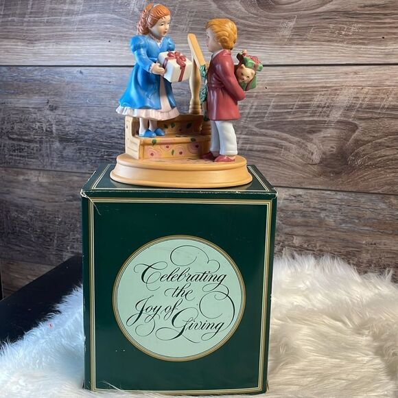 Avon Vintage 1984 Christmas Memories Figurine, Celebrating the Joy of Giving - Picture 3 of 15